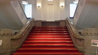 スペインの古城のような建物の中に土産物屋やレストラン。