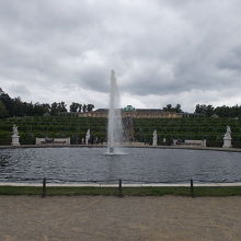 噴水越しです。