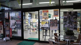 通り沿いにテーブルも