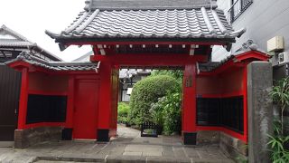 朱い山門が目立つお寺