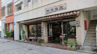 通りの両側に焼物店が並ぶ雰囲気のよい場所
