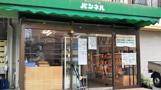 住宅街の中にある、こじんまりしたパンネル