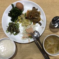 おばちゃんが作ってた家庭料理的な朝食。美味しい