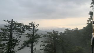 登りは進行方向右側に乗ると琵琶湖を一望する事が出来ます。拝観時間終了後は、比叡山延暦寺関係者も大勢乗ってきます。