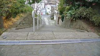 急な階段を上って。