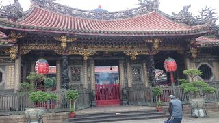 龍山寺の入り口の建物