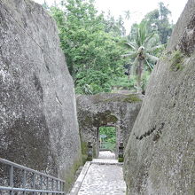 凄い石段を下って行きます