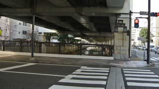 上には高速道路。