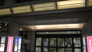 丸の内に残る昭和レトロモダンビル。