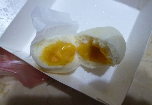 黄海流沙包：小ぶりの饅頭で三つ70元、塩辛い卵黄に甘味を付けた、変わった味でしたが、なかなか美味でした