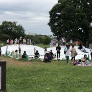 丘の上にある広い公園です。