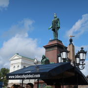 広場の中央に、アレクサンドル2世像が…