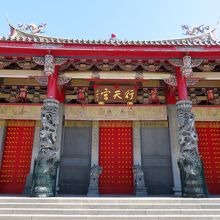 歴史は浅いが台北で人気の寺院