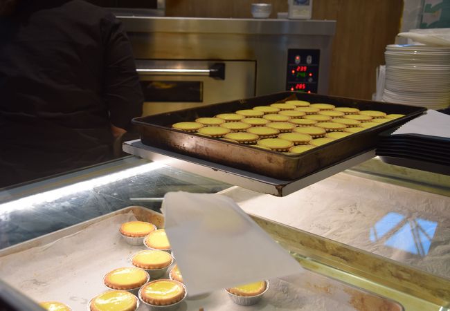 フードコートでエッグタルト