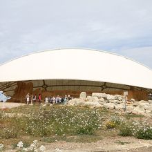 神殿を守る白いテント形のハーフドーム。