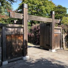 中島公園内 日本庭園の入口を過ぎると豊平館が見える