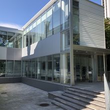 モダンな入口…館の裏手にある