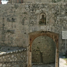 ニースの門は旧市街南端にある出入り口