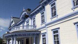 鮮やかな水色が目に眩しい