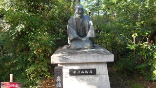 江戸時代を代表する俳諧師の像