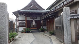 谷中銀座のにぎやかな通りに近いお寺