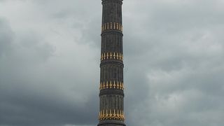 町の西のエリアにあります。