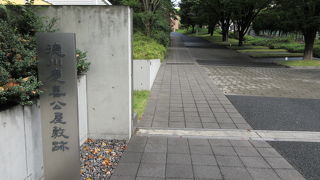 金属製の柱に書かれています