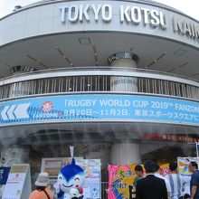 ビルのJR有楽町駅中央口側の様子