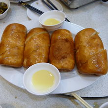 パン、甘いミルクを付けて食べます