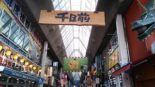 戎橋商店街より１本東寄りにあります