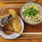 出汁の効いたあっさり味のスープです。天ぷらは衣が硬めなのでうどんのスープに浸して食べると良いでしょう。