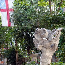 お庭のアート　サン パオロ エントロ レ ムーラ教会 　