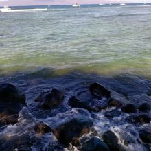 満ち潮で医師は波を被っていました