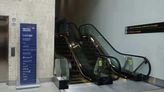 ターミナル７にあります。ゲートのあるフロアより１階上です。