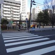 繁華街近くの公園