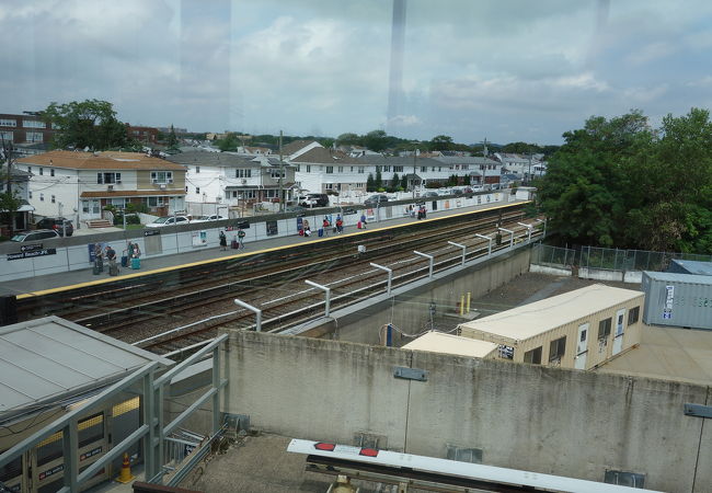 のんびりとした駅です。ここでは地下鉄は地上を走っています。