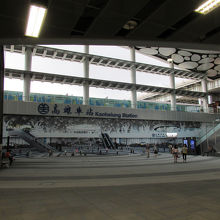 近代的な駅を建設中