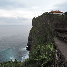 断崖の上に建つ寺院