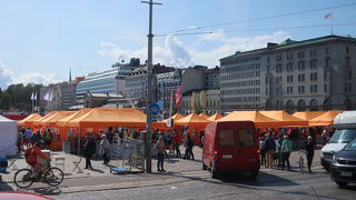 白いテントとオレンジのテント ♪