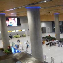 空港の到着フロアです。正面に航空会社のカウンターがあります。