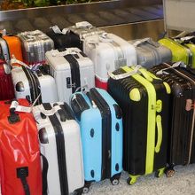 ターンテーブルからバッグを降ろし。あ！機内に忘れ物した～！