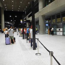 迎えに来たホテルの車で、国内線側のターミナルに取りに行きます