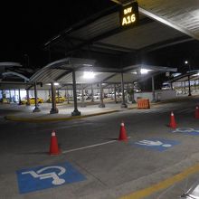 車を駐車場わきに停めて、忘れ物を取りに行きました。