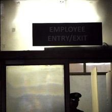 従業員の出入り口で、担当の人が持って来てくれるのを待ちました