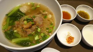 清潔感あるフードコート