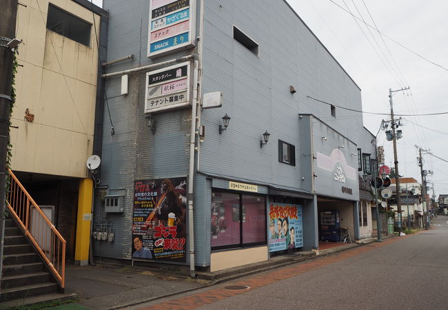 横には新しい映画館