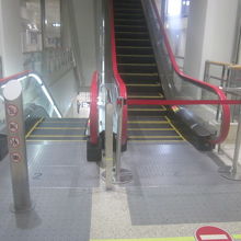 深夜時間帯は３F以上のフロアに上ることは出来ません