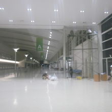 深夜ならではの清掃風景などが眺められるのも味わい深い。