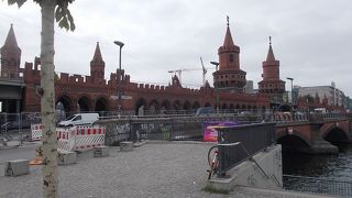 旧市街地の東の端にあります。