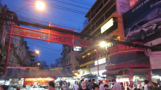 ヤワラート通りへ